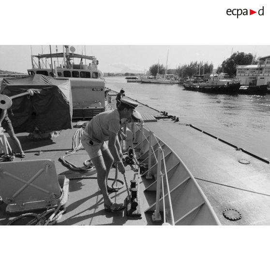 Sortie en mer du patrouilleur La Combattante P730 pour une course de pirogues à l'île de Moorea. Poste de manoeuvre, accostage.