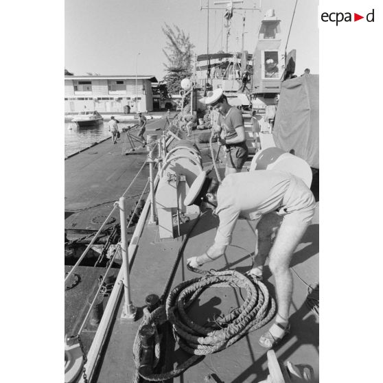 Sortie en mer du patrouilleur La Combattante P730 pour une course de pirogues à l'île de Moorea. Poste de manoeuvre, accostage.