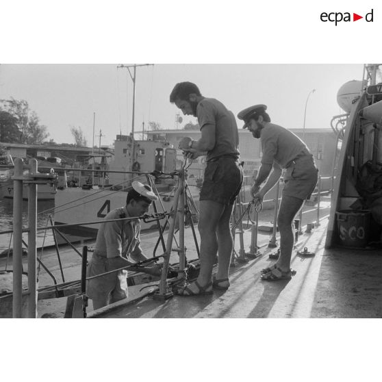 Sortie en mer du patrouilleur La Combattante P730 pour une course de pirogues à l'île de Moorea. Poste de manoeuvre, appareillage.