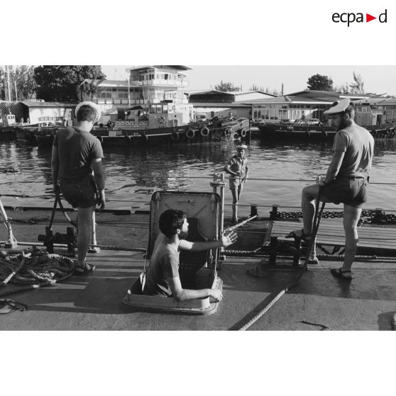 Sortie en mer du patrouilleur La Combattante P730 pour une course de pirogues à l'île de Moorea. Poste de manoeuvre, appareillage.