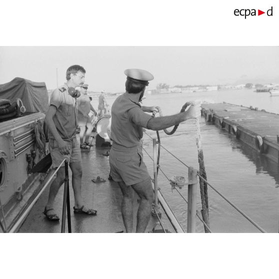 Sortie en mer du patrouilleur La Combattante P730 pour une course de pirogues à l'île de Moorea. Poste de manoeuvre, appareillage.
