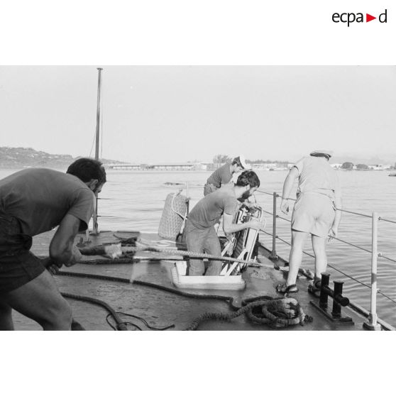 Sortie en mer du patrouilleur La Combattante P730 pour une course de pirogues à l'île de Moorea. Poste de manoeuvre, appareillage.