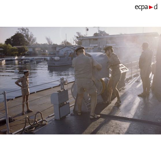 Sortie en mer du patrouilleur La Combattante P730 pour une course de pirogues à l'île de Moorea. Poste de manoeuvre, appareillage.