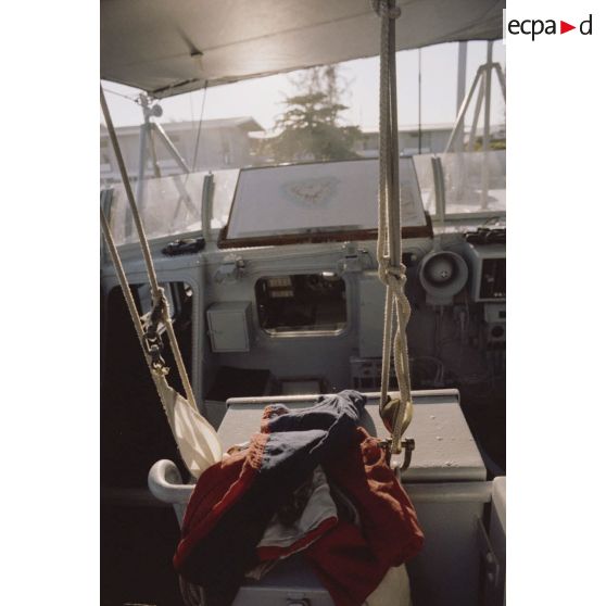 Sortie en mer du patrouilleur La Combattante P730 pour une course de pirogues à l'île de Moorea. Passerelle lors de l'appareillage. Carte marine de Moorea.