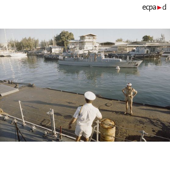 Sortie en mer du patrouilleur La Combattante P730 pour une course de pirogues à l'île de Moorea. Poste de manoeuvre, appareillage.