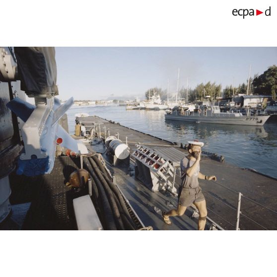 Sortie en mer du patrouilleur La Combattante P730 pour une course de pirogues à l'île de Moorea. Poste de manoeuvre, appareillage.