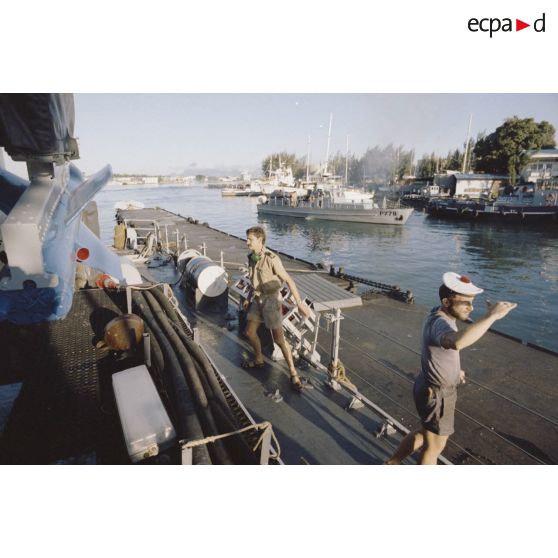 Sortie en mer du patrouilleur La Combattante P730 pour une course de pirogues à l'île de Moorea. Poste de manoeuvre, appareillage.