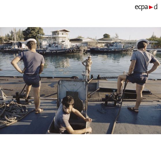 Sortie en mer du patrouilleur La Combattante P730 pour une course de pirogues à l'île de Moorea. Poste de manoeuvre, appareillage.