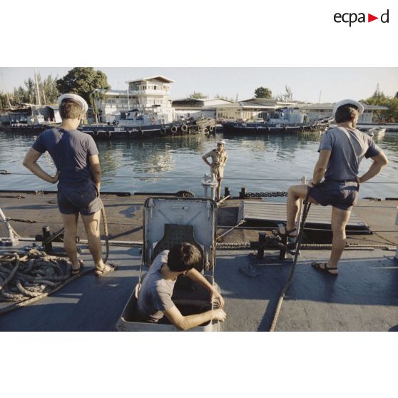 Sortie en mer du patrouilleur La Combattante P730 pour une course de pirogues à l'île de Moorea. Poste de manoeuvre, appareillage.