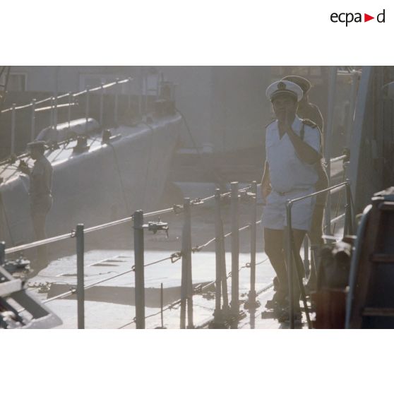 Sortie en mer du patrouilleur La Combattante P730 pour une course de pirogues à l'île de Moorea. Poste de manoeuvre, appareillage.