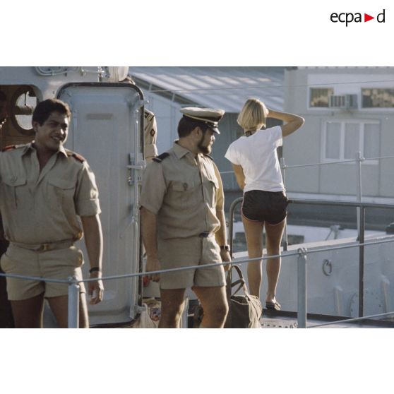 Sortie en mer du patrouilleur La Combattante P730 pour une course de pirogues à l'île de Moorea. Poste de manoeuvre, appareillage. Personnel féminin à bord d'un bâtiment voisin.