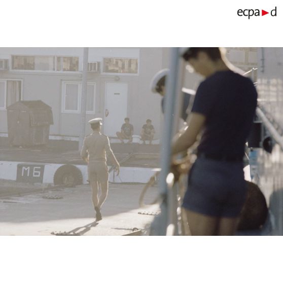 Sortie en mer du patrouilleur La Combattante P730 pour une course de pirogues à l'île de Moorea. Poste de manoeuvre, appareillage.