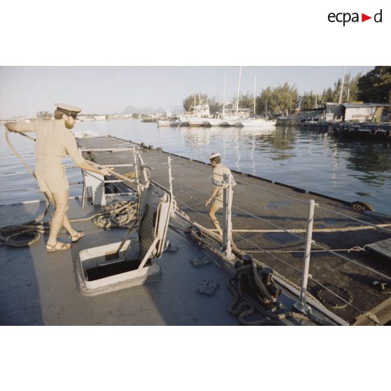 Sortie en mer du patrouilleur La Combattante P730 pour une course de pirogues à l'île de Moorea. Poste de manoeuvre, appareillage.