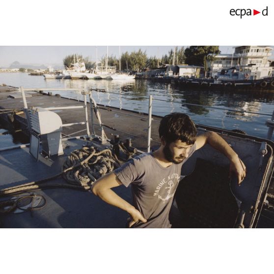 Sortie en mer du patrouilleur La Combattante P730 pour une course de pirogues à l'île de Moorea. Poste de manoeuvre, appareillage.