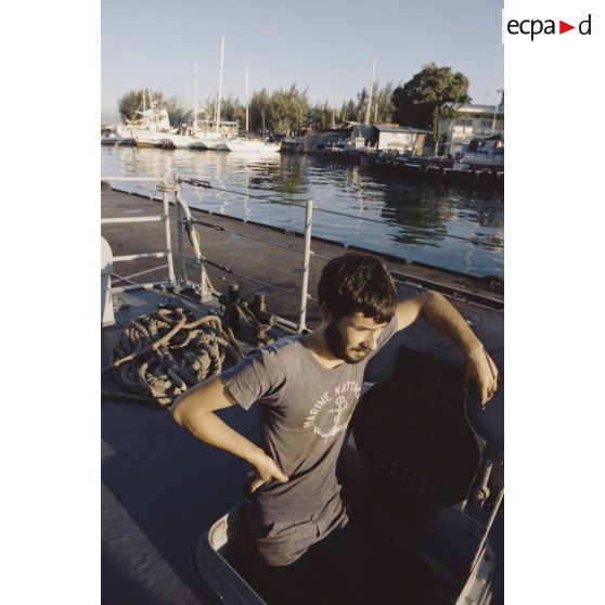 Sortie en mer du patrouilleur La Combattante P730 pour une course de pirogues à l'île de Moorea. Poste de manoeuvre, appareillage.