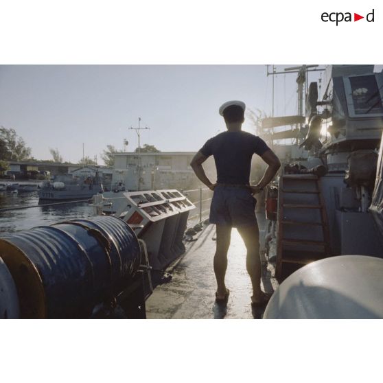 Sortie en mer du patrouilleur La Combattante P730 pour une course de pirogues à l'île de Moorea. Poste de manoeuvre, appareillage.