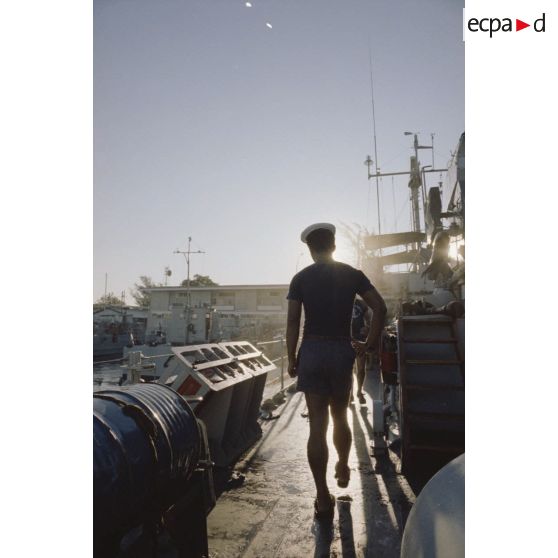 Sortie en mer du patrouilleur La Combattante P730 pour une course de pirogues à l'île de Moorea. Poste de manoeuvre, appareillage.