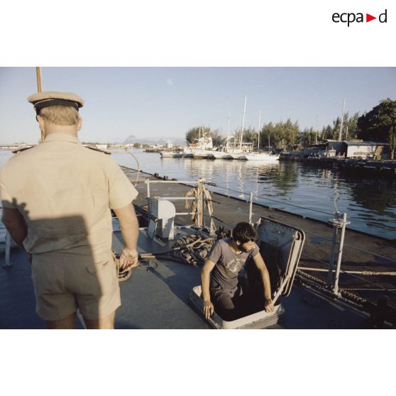 Sortie en mer du patrouilleur La Combattante P730 pour une course de pirogues à l'île de Moorea. Poste de manoeuvre, appareillage.