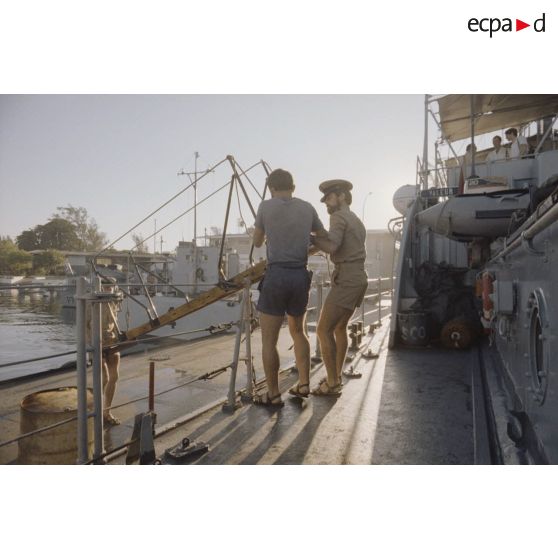 Sortie en mer du patrouilleur La Combattante P730 pour une course de pirogues à l'île de Moorea. Poste de manoeuvre, appareillage.