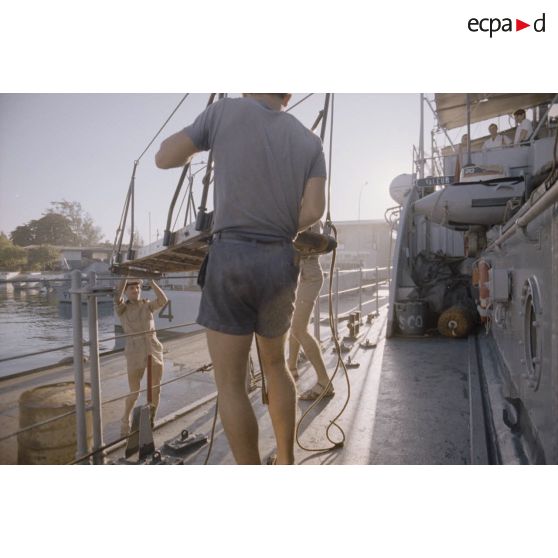 Sortie en mer du patrouilleur La Combattante P730 pour une course de pirogues à l'île de Moorea. Poste de manoeuvre, appareillage.
