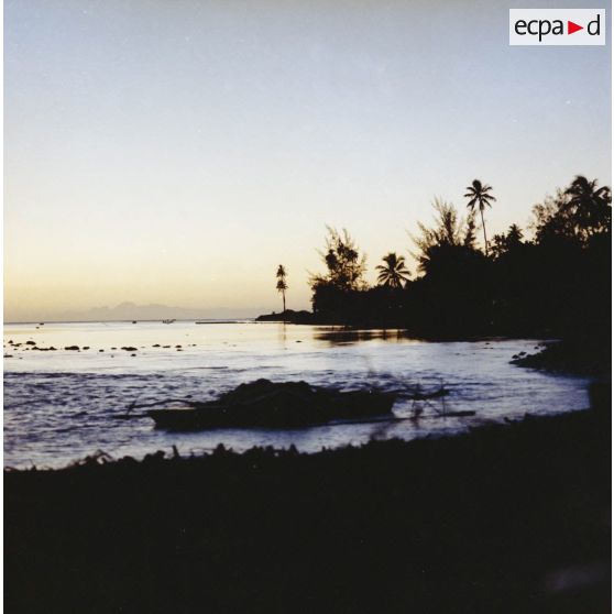 Rivage au coucher du soleil probablement à Moorea.