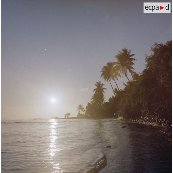 Coucher du soleil sur le littoral, probablement à Tahiti.