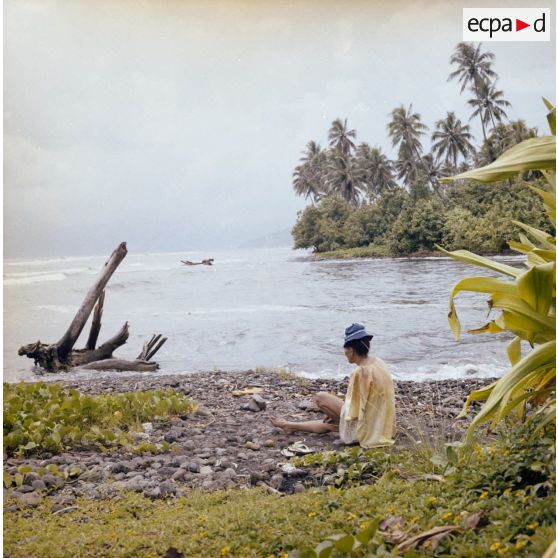 Détente sur la plage, peut-être à Tahiti.