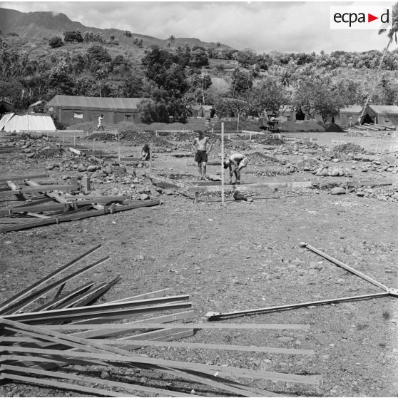 Construction et maçonnerie, bétonnage. Mise en place des infrastructures. Camp de tentes. Militaires du 5e régiment mixte du Pacifique (5e RMP). Peut-être la construction du camp d'Arue, vers 1963-1964.