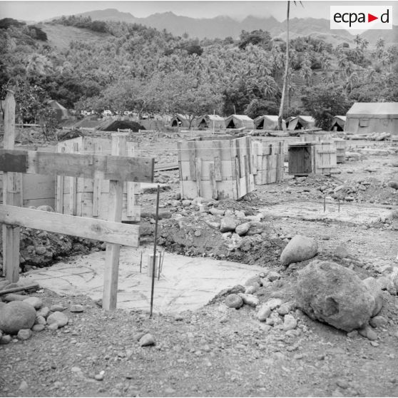 Construction et maçonnerie, bétonnage. Mise en place des infrastructures. Camp de tentes. Peut-être la construction du camp d'Arue, vers 1963-1964.