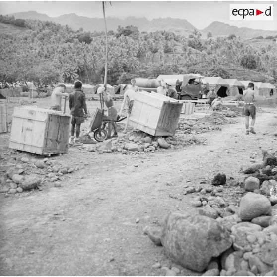Construction et maçonnerie, bétonnage. Mise en place des infrastructures. Camp de tentes. Militaires du 5e régiment mixte du Pacifique (5e RMP). Peut-être la construction du camp d'Arue, vers 1963-1964.