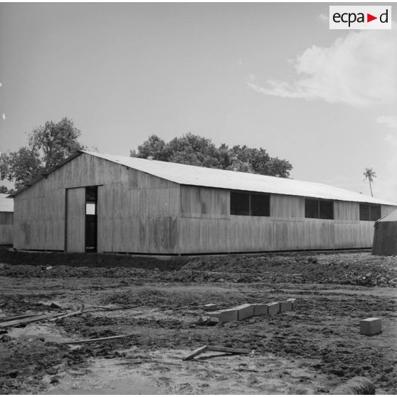 Construction d'un hangar. Peut-être la construction du camp d'Arue, vers 1963-1964.