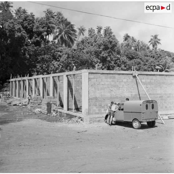 Construction de locaux. Militaires du 5e régiment mixte du Pacifique (5e RMP). Peut-être la construction du camp d'Arue, vers 1963-1964.