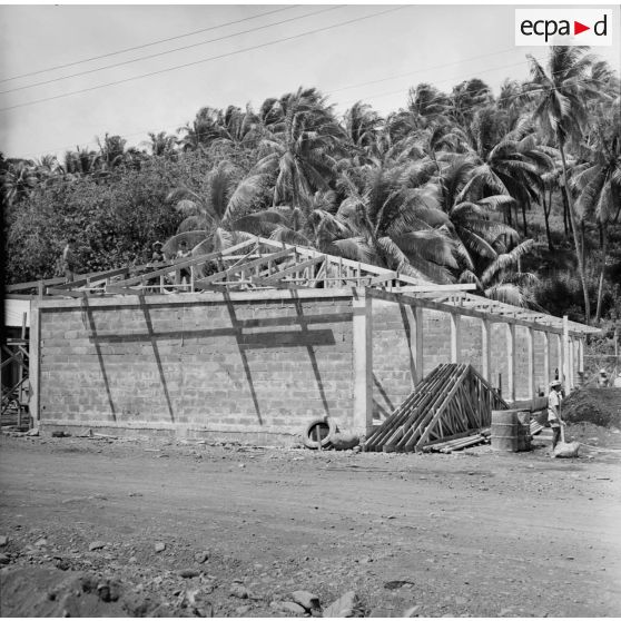Construction de locaux. Peut-être la construction du camp d'Arue, vers 1963-1964.