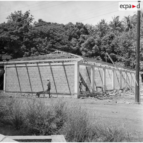 Construction de locaux. Peut-être la construction du camp d'Arue, vers 1963-1964.