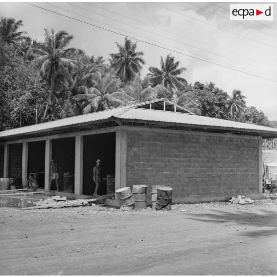 Construction de locaux. Peut-être la construction du camp d'Arue, vers 1963-1964.