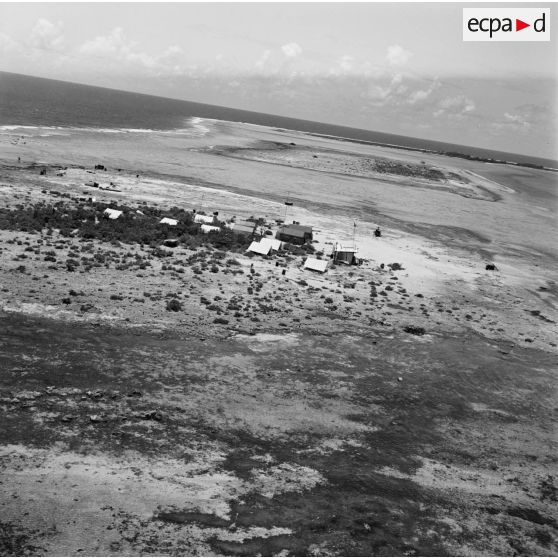 Vue aérienne d'un camp de tentes à Moruroa.