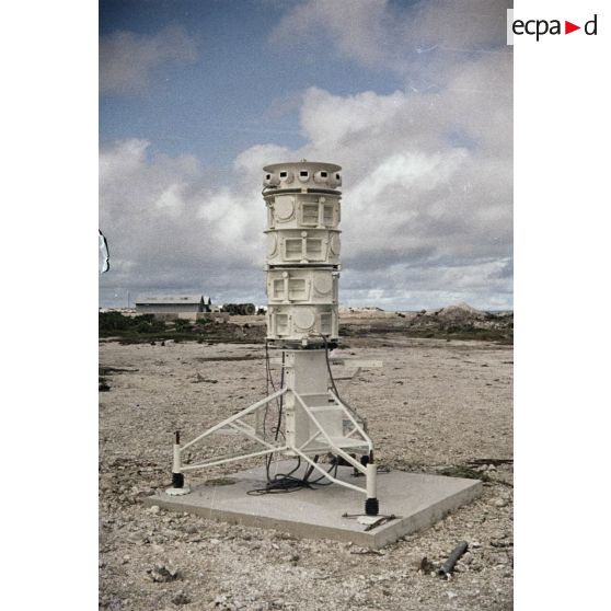 Appareil du Centre d'expérimentations du Pacifique (CEP) sur l'atoll de Moruroa.