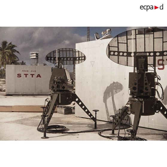 Appareils du Centre d'expérimentations du Pacifique (CEP) sur le toit d'un container portant l'inscription "STTA" et antennes sur l'atoll de Moruroa.