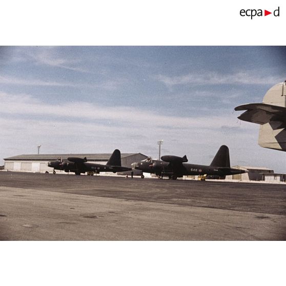 Des avions de patrouille maritime Neptune de la flottille 23F de l'aéronavale au parking sur la piste de l'aéroport de l'atoll d'Hao.