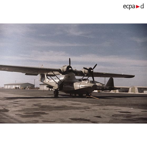 Hydravion Catalina PBY n°20, bimoteur amphibie de patrouille aéromaritime, de la section de liaison du Pacifique (SLPAC) de l'aéronavale sur la piste de l'aéroport de Hao.