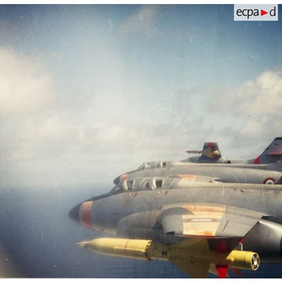 Vol d'avions bombardiers Vautour équipés de missiles Matra 638 devant recueillir des prélèvements du tir Canopus à Fangataufa.