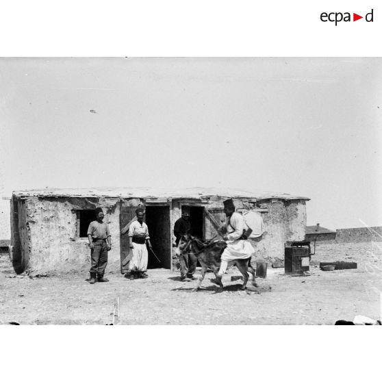 746. [Médenine, 1902-1903. Militaires du 4e régiment de spahis.]