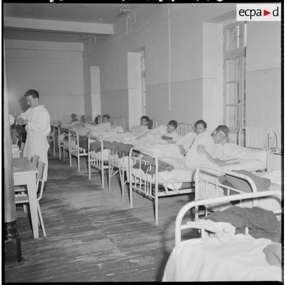 Sidi-Bel-Abbès. Hôpital Fernand Robert. Une salle.