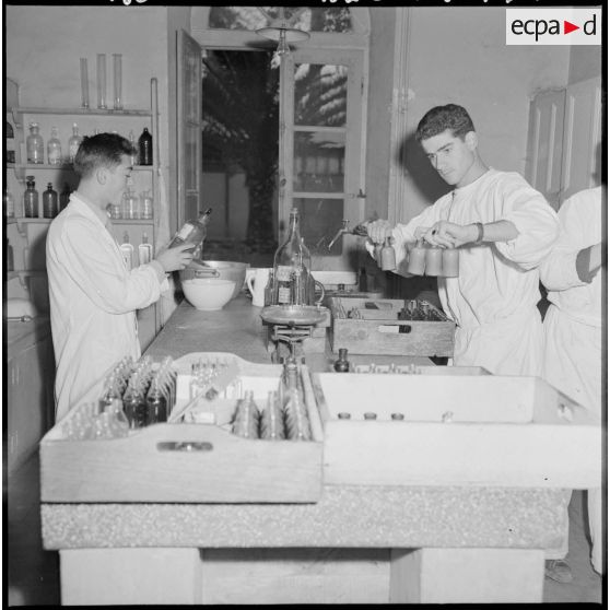 Sidi-Bel-Abbès. Hôpital Fernand Robert. Salle de préparation de pharmacie.
