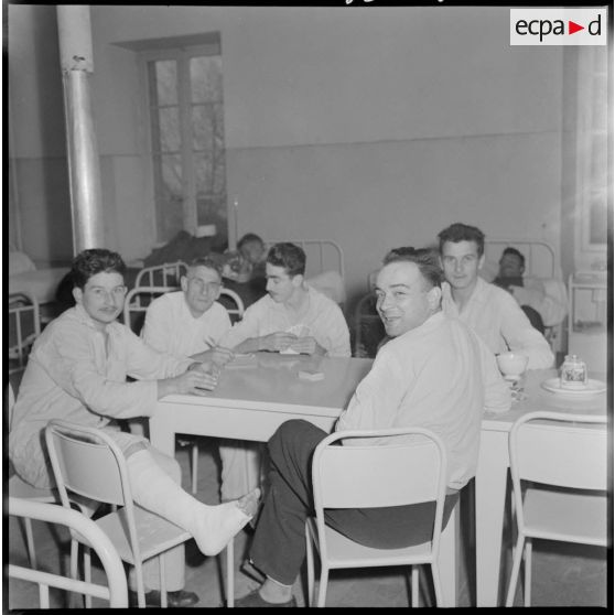 Sidi-Bel-Abbès. Hôpital Fernand Robert. Distraction chez les blessés.