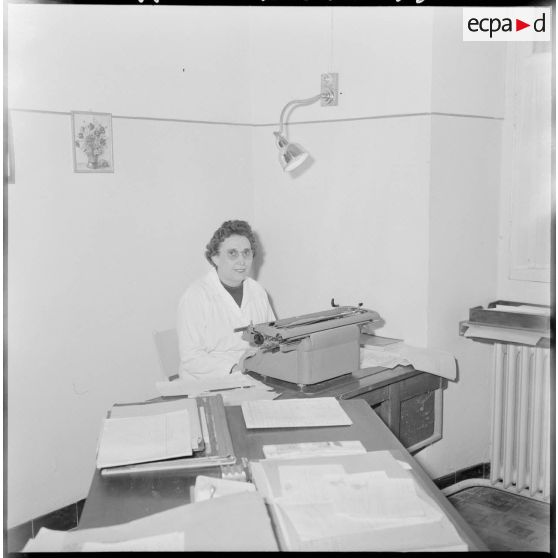 Sidi-Bel-Abbès. Hôpital Fernand Robert. Portrait d'une femme.