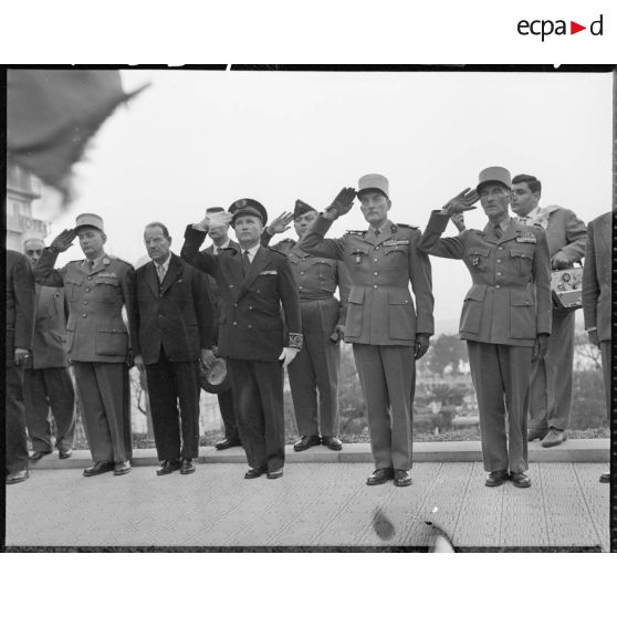 Alger. Monument aux morts. Les personnalités civiles et militaires pendant la minute de silence.