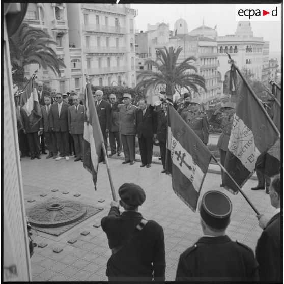 Alger. Monument aux morts. Les personnalités civiles et militaires pendant la minute de silence.