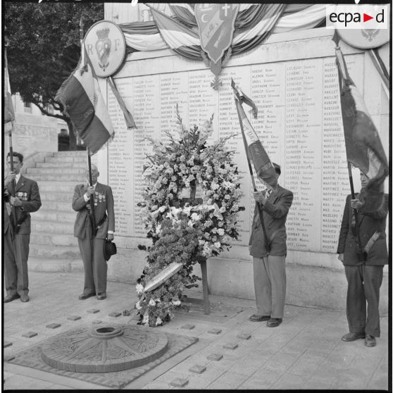 Alger. La veillée au monument aux morts des anciens combattants.