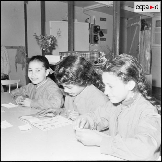 Foyer féminin et service social de la section administrative spécialisée (SAS) de Douera. Elèves lisant.
